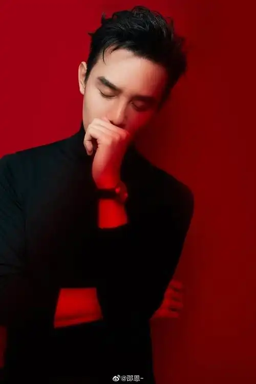 王凯久违的"自拍",尽显帅气与时尚感,微博评论好戏连台嗨翻天