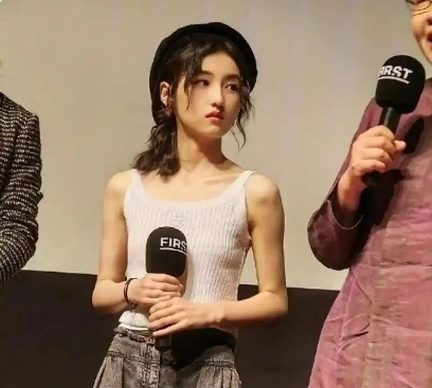 张子枫背也直了,肩膀也打开了,现在就剩脖子问题,解决了就没有体态