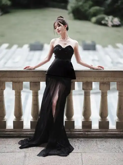 赵露思黑色抹胸裙拍摄花絮##赵露思黑色抹胸长裙造型