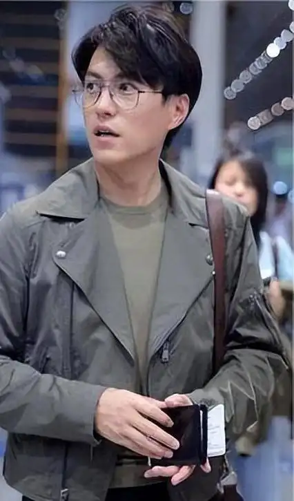 年轻时"其貌不扬",上年纪"帅到掉渣",靳东凭啥越老越有味道