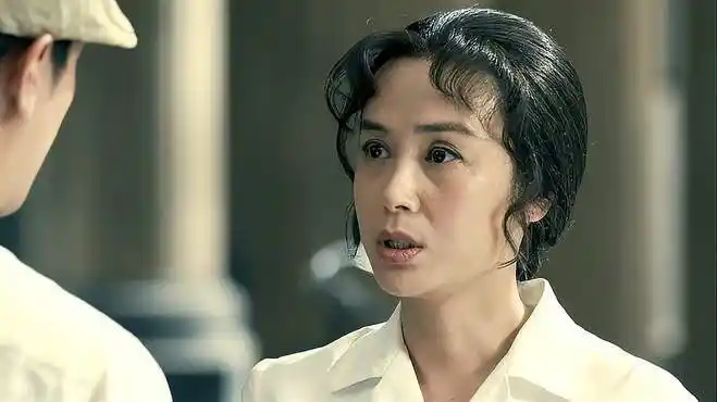 娘要嫁人:小伙给村花送手绢,打开一看全是粮票,村花心里贼暖!