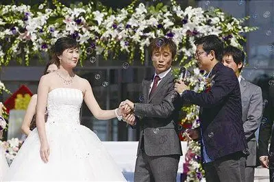 前国安球员高峰结婚 白岩松送茅台黄健翔当司仪