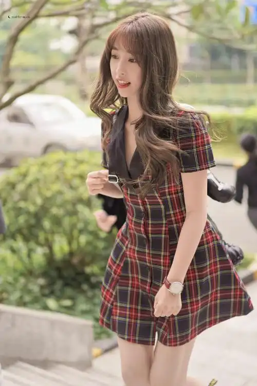 虞书欣|纹格裙灵动街拍