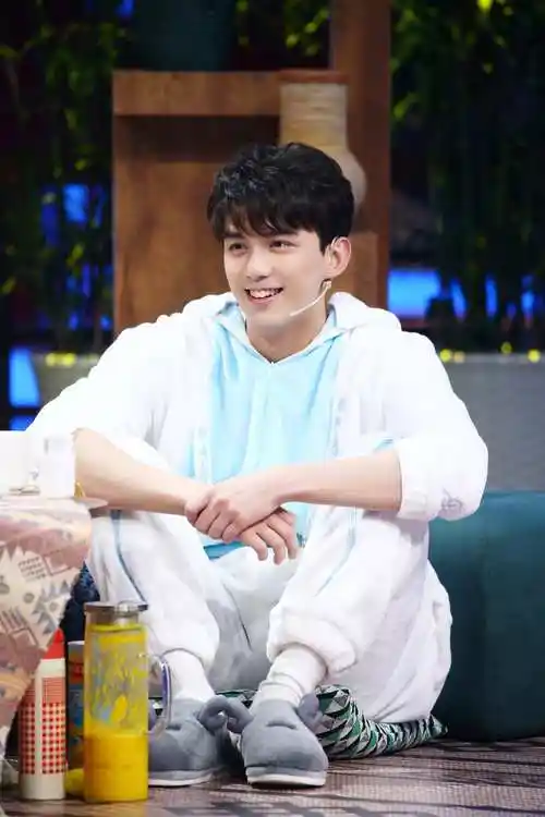 重现杨平舞剑却遭"水雾卸妆" 吴磊《王牌对王牌》反差魅力笑点十足