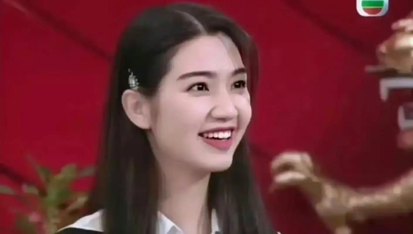 洪欣年轻的时候是真的美,感觉不比李嘉欣差,而张丹峰是眼睛没看清才会