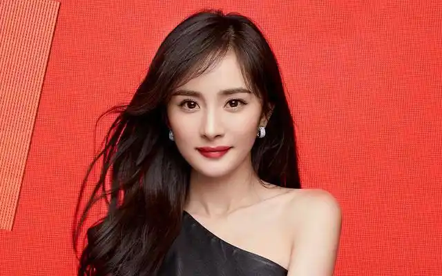 不要面无表情,可以学下下面的杨幂一样,对着镜头,来一个正脸微笑,这样