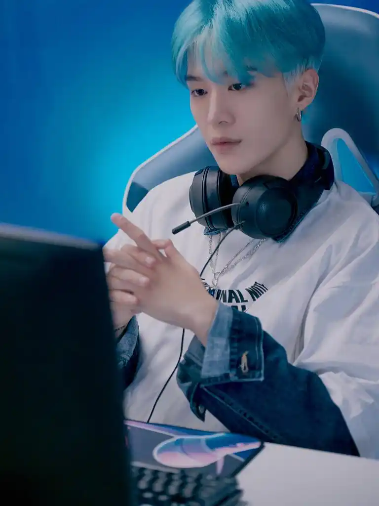 范丞丞染渐变蓝发色 时尚炫酷氛围感十足