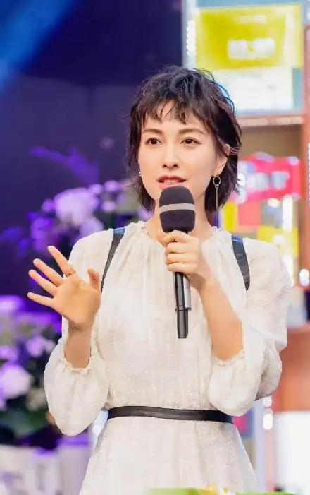 吴昕真会装嫩!超短发搭配白色连衣裙拍时尚大片,看着不像37岁