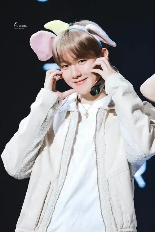 边伯贤脸颊比心,这也太帅了吧,好可爱的边伯贤.