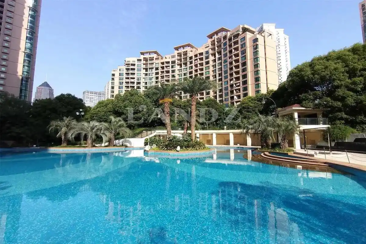 夏天到了,下楼游个泳吧!小区一期有一个喷泉水景,儿童游乐场, - 抖音