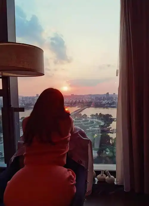 张伦硕夫妇在家看夕阳,51岁钟丽缇身材纤细,背影画面太唯美