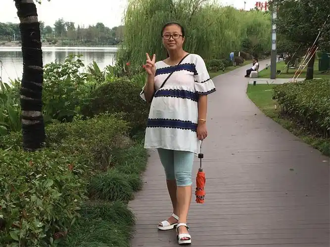 妈妈的肚子好大啊,那是因为我在里面呢!