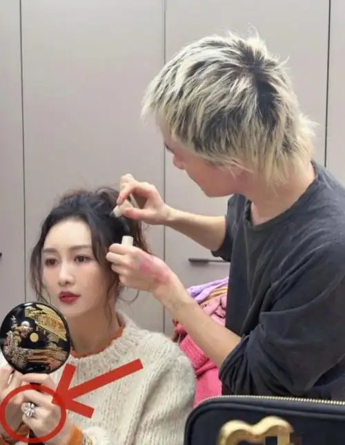 最近,王鸥曝光了她化妆的幕后照片!