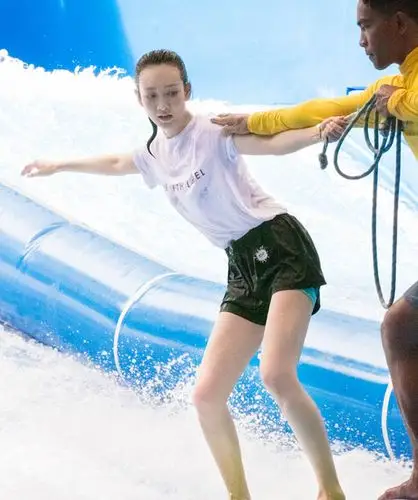 王鸥遭壮汉猛推入水冲浪板上划水上演湿身诱惑