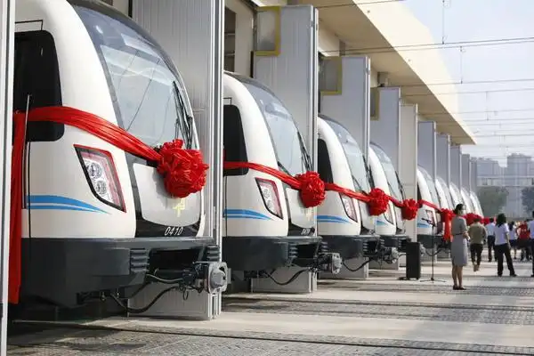 郑州市轨道交通4号线工程河西停车场联合检修库前,空载试运行的地铁