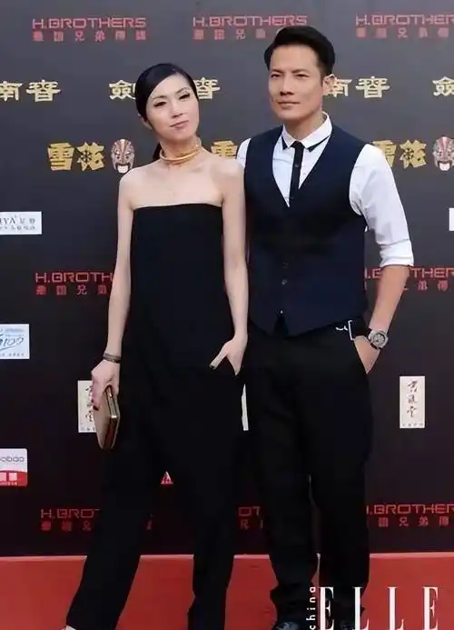 杨千嬅与结婚5年的丈夫现身,她一身黑衣彰显个性,可惜她的发型已经