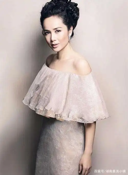 53岁蒋雯丽气质高,名媛装搭配复古红唇,看起来很年轻