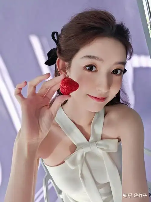 王玉雯最新美照分享丝绒发饰配白色礼服裙优雅俏皮小公主风十足