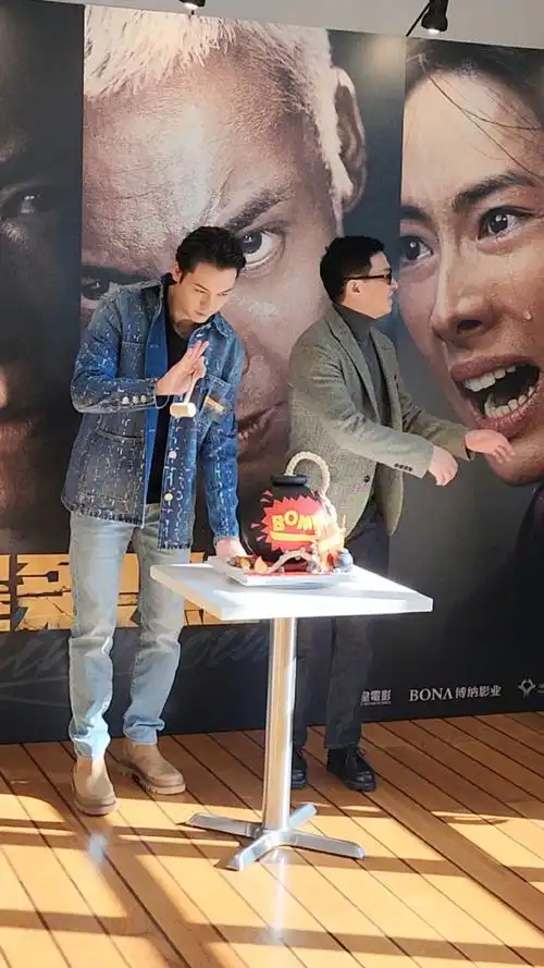 主演张家辉 一 起 为 陈 伟霆 提 前庆 生,陈伟霆说自己今年的生日