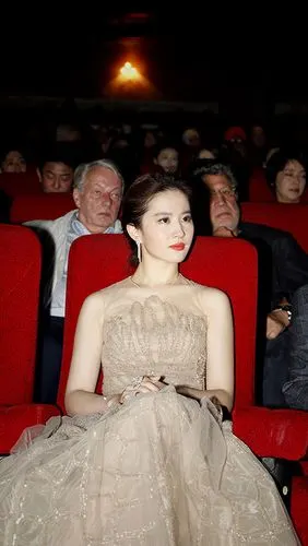 刘亦菲首邀颁奖气场足 裸色礼服优雅现身引尖叫