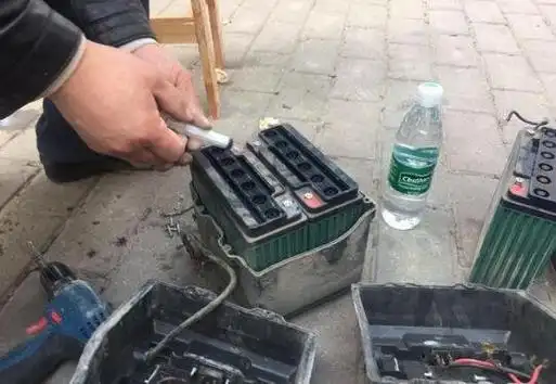 电动车的电瓶是有一定的使用寿命的,比如铅酸电池一般使用2~3年,如果