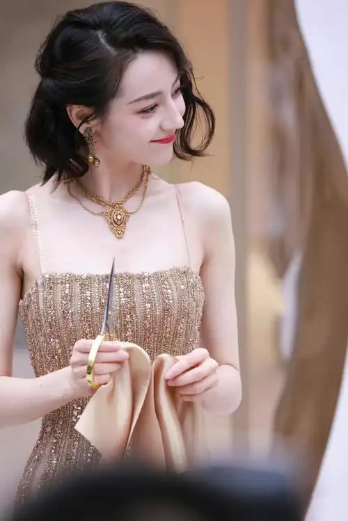 外媒评选迪丽热巴2023最美中国女星