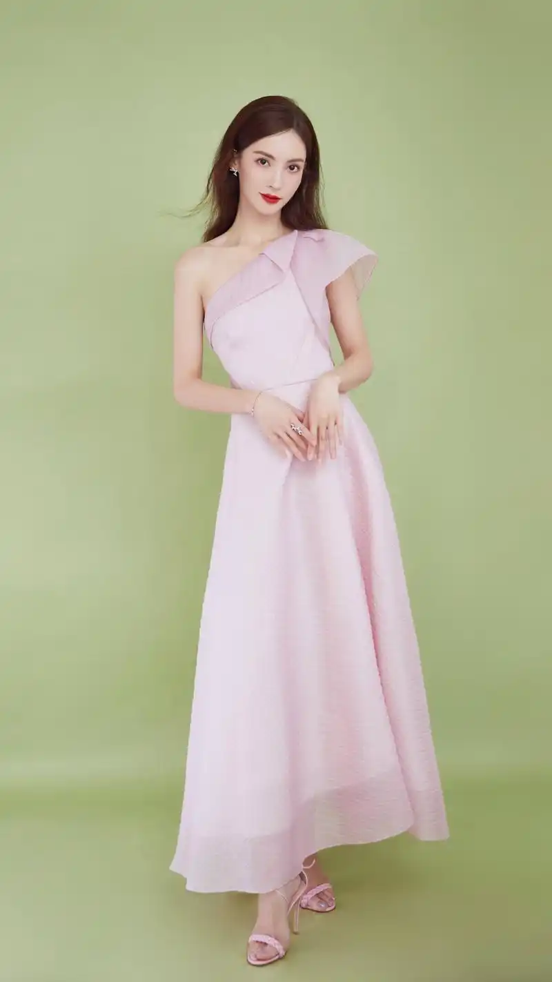 演员金晨,又仙又酷的姐姐,天仙又下凡了,来欣赏美美哒照片吧