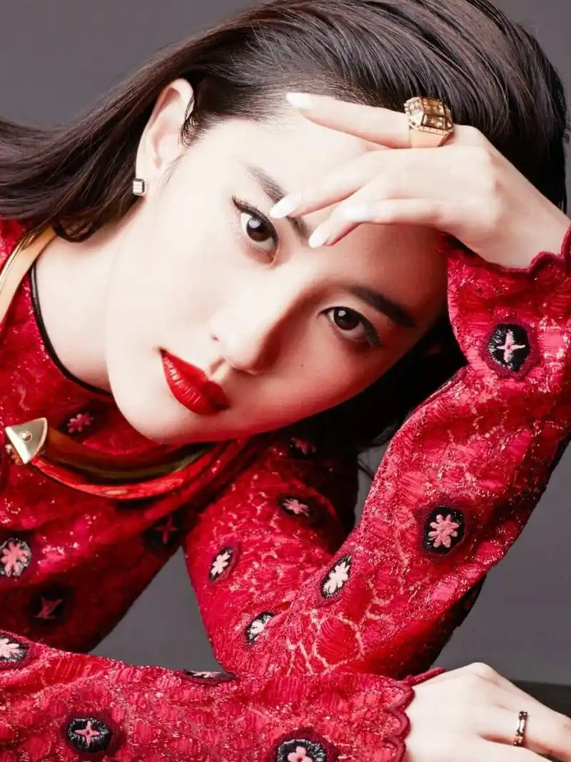 刘亦菲的红衣造型,可"娇小可人",可"御姐风范"!