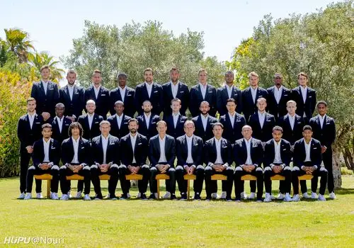 荷兰足协晒正装集体照德容c位亮眼