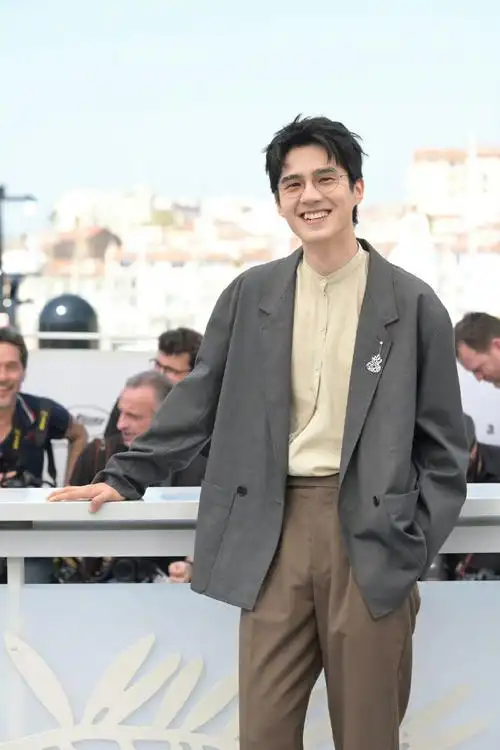 刘昊然淋雨笑得好开心