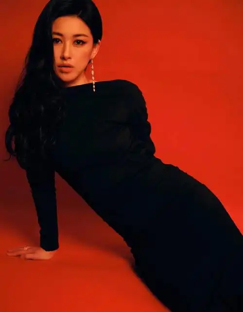 朱珠参加elle风尚大典的造型写真释出,她身穿黑色露背紧身裙,小秀性感