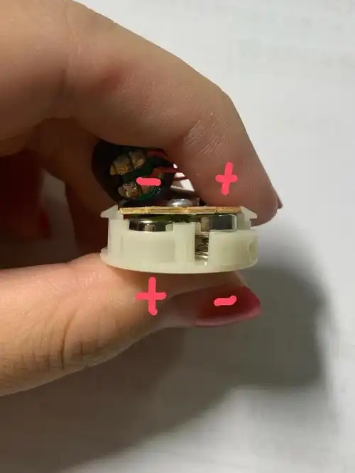 电池下面的弹簧是没有粘住的,有条件的最好粘一下,不然在后续装电池的