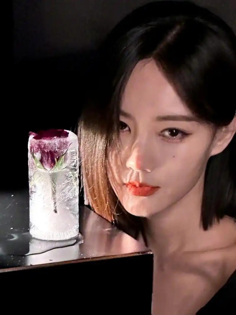 李一桐的短发,笑起来更美丽动人了.