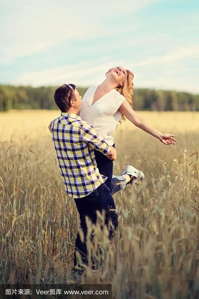 一个男人抱着他的妻子