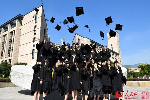 一袭学士服,一次狂欢,亦是一场盛大的告别.