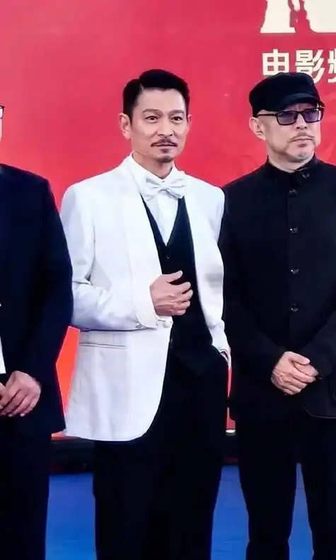 刘德华新形象揭秘!留鬓角小胡子超潮,与舒淇夫妇共聚盛会