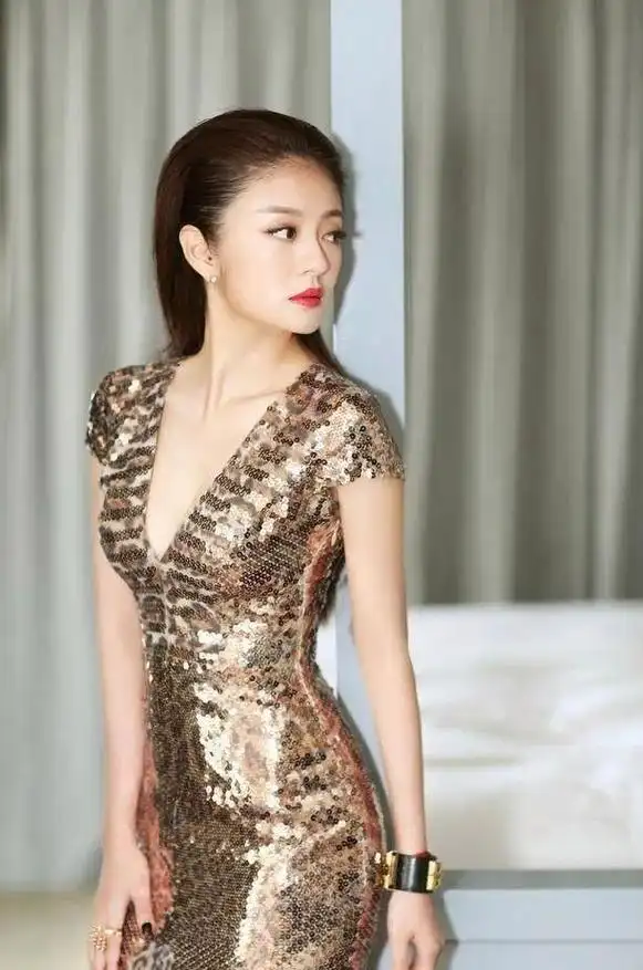 42岁安以轩颜值身材依然在线,尽管老公被抓依然没有影响打扮自己