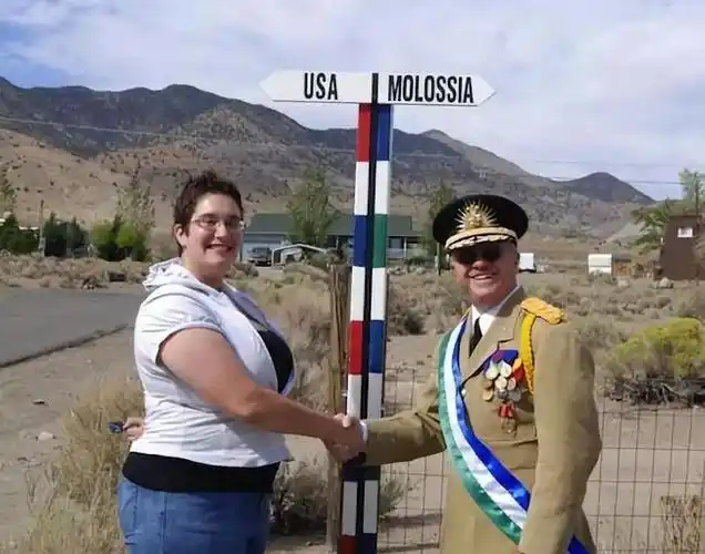 全球最小的国家,全国总人口仅32人,外来人口3小时内必须离开