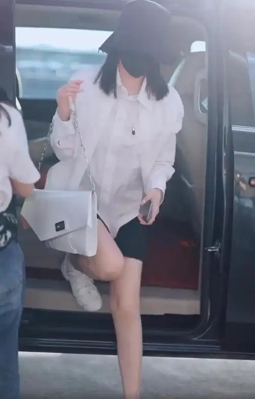 孟美岐现身被偷拍,下车瞬间双腿惊呆路人!网友:这腿真的存在?