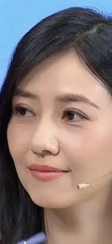 高圆圆参与直播带货,样子憔悴的她今非昔比,眼角盘上了鱼尾纹