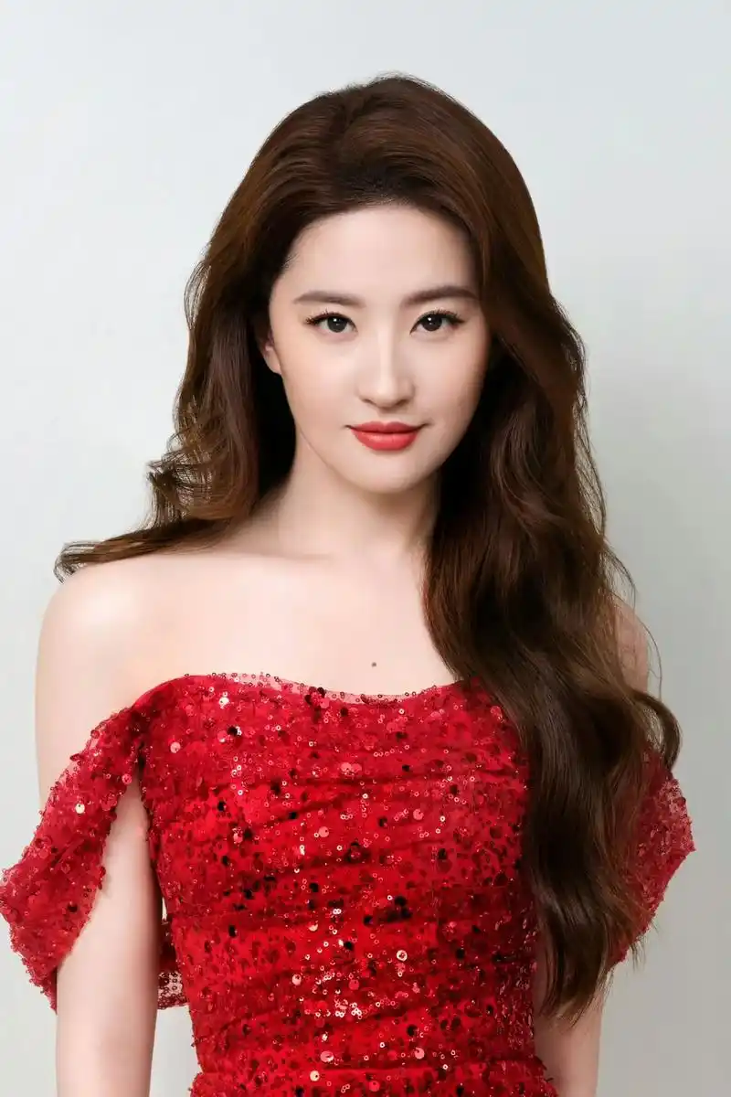 刘亦菲新年红战袍.