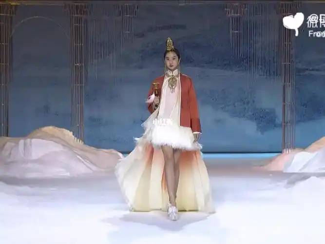 ps:盖娅传说新秀场依旧是视觉盛宴但是秀场出现转经筒,模特似乎转错了