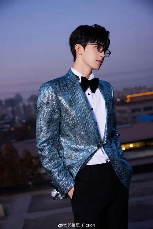 郭俊辰解锁新色系西装##郭俊辰蓝色星河西装