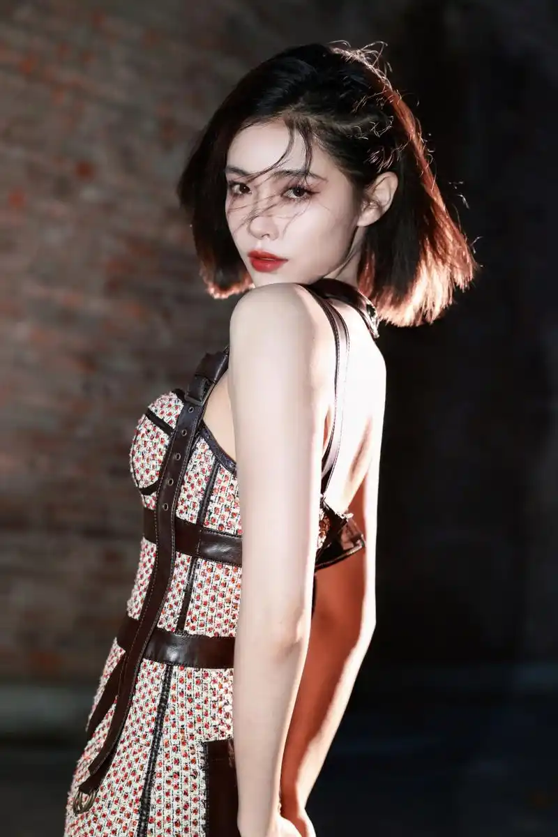 许佳琪最新大片, 碎花抹胸裙,黑绑带, 性感又美丽的kiki!