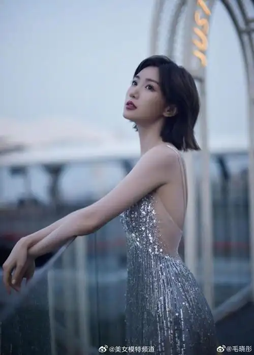毛晓彤晒银色礼裙美照流苏亮片包裹完美身形性感优雅