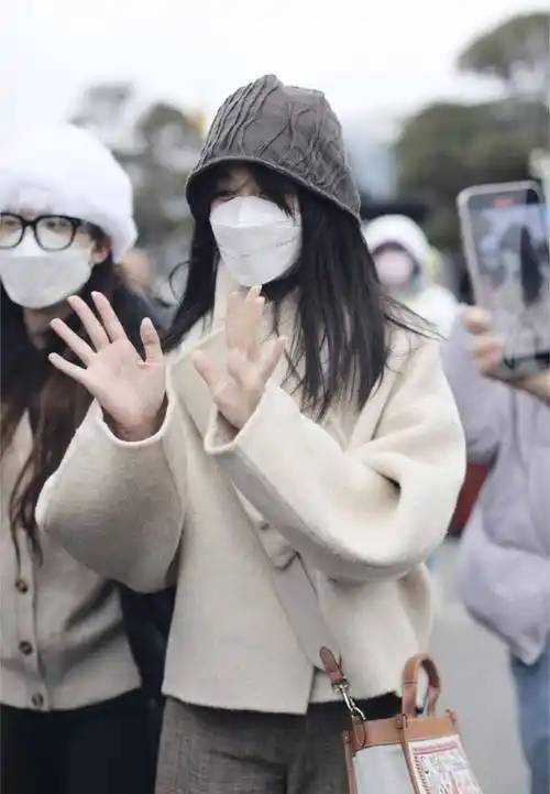 1月12日,蒋依依现身机场,身穿燕麦色外套搭配阔腿裤,头戴同色系天鹅绒