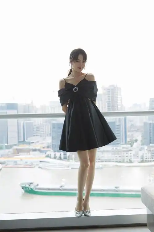 有一种时尚叫袁冰妍,上身性感,伞裙优雅,结合得太完美