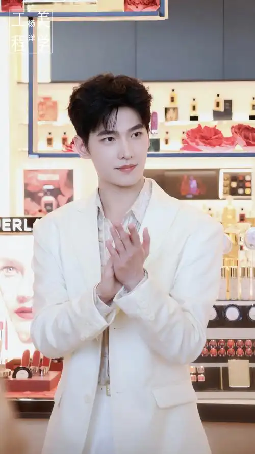 杨洋超话#杨洋法国娇兰全球代言人#今日活动现场图走一波,亲爱的王子