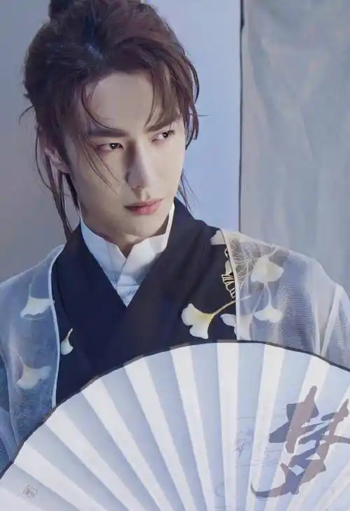 还是这组照片中的利落中短发,王一博总是能把一身古风的装扮穿出一股