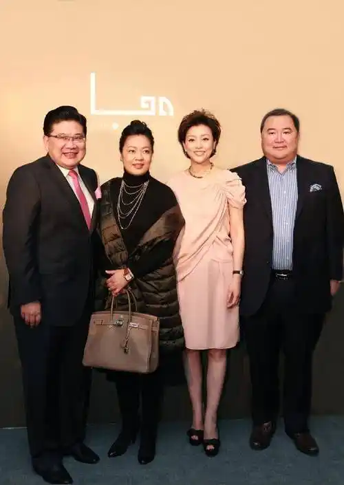 原创曹可凡近照梳二分头胖圆脸笑容可掬妻子是圈外人儿子也很胖